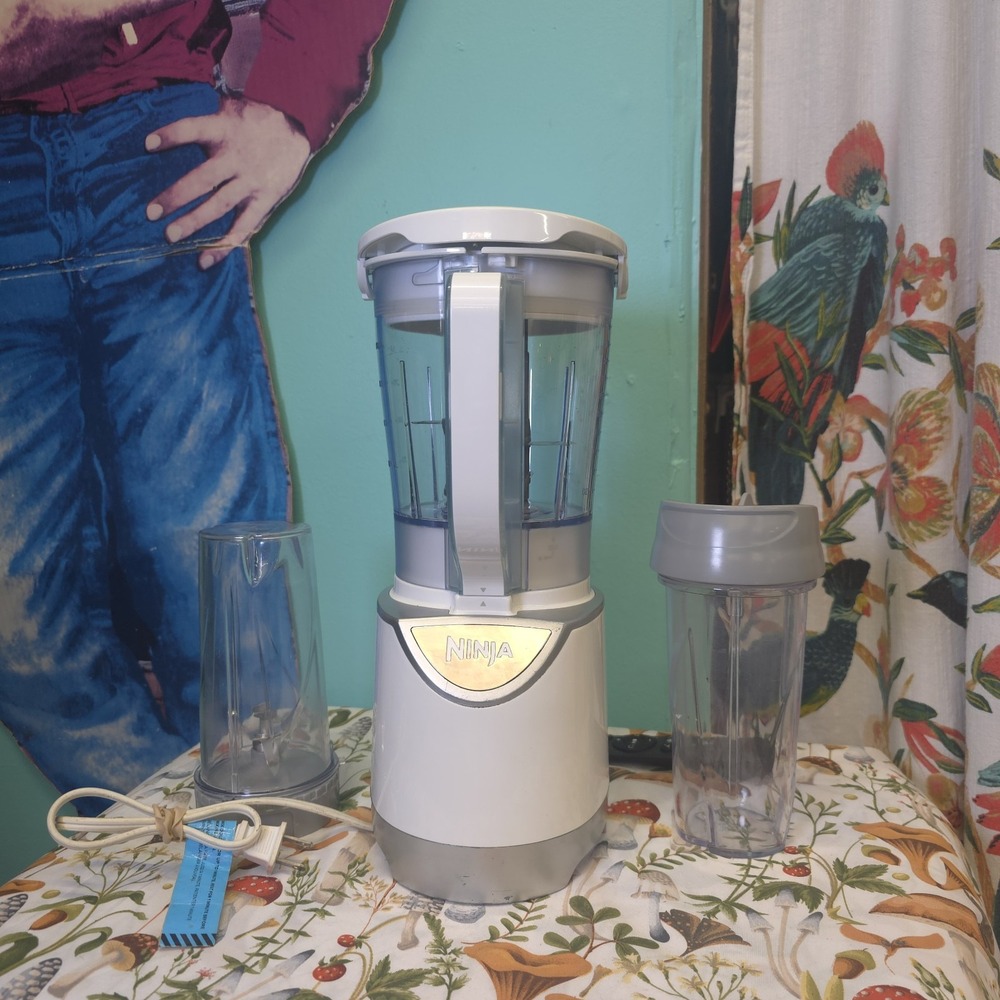 Ninja Kitchen System Pulse 700w 48oz Blender, White + 2 Cups With Lids